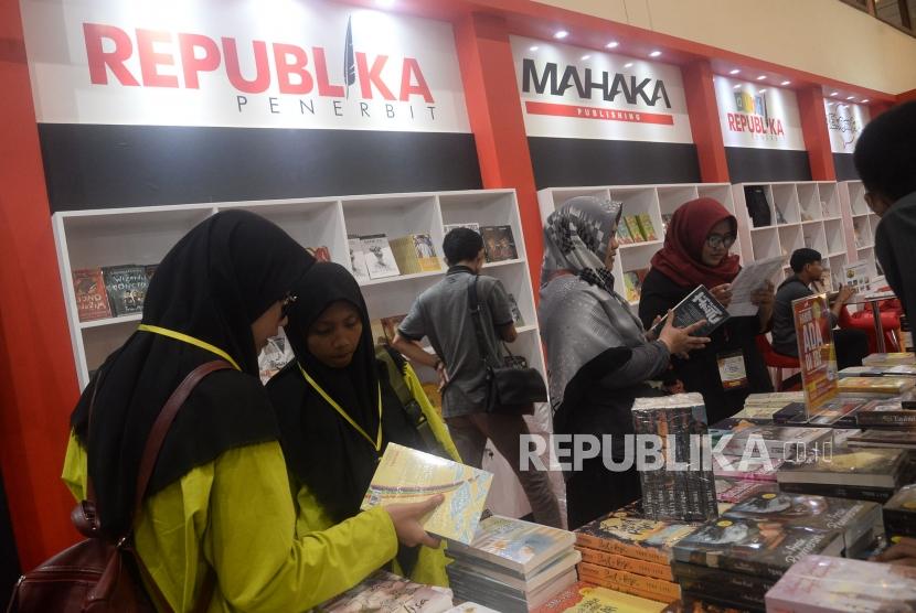 Pengunjung memilih buku pada pameran Islamic Book Fair (IBF) ke-19 di Jakarta Convention Center, Rabu (26/2).