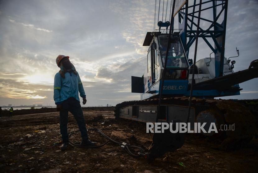 Pekerja memantau proyek pembangunan Museum Internasional Nabi Muhammad SAW saat peletakan batu pertama di Ancol, Jakarta, Rabu (26/2).
