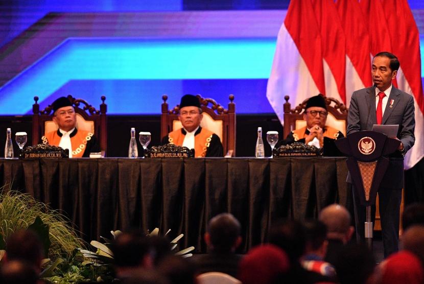 Presiden Joko Widodo (kanan) menyampaikan pengarahan dalam Sidang Pleno Istimewa Laporan Tahunan Mahkamah Agung Tahun 2019 di Jakarta Convention Center, Jakarta, Rabu (26/2/2020).