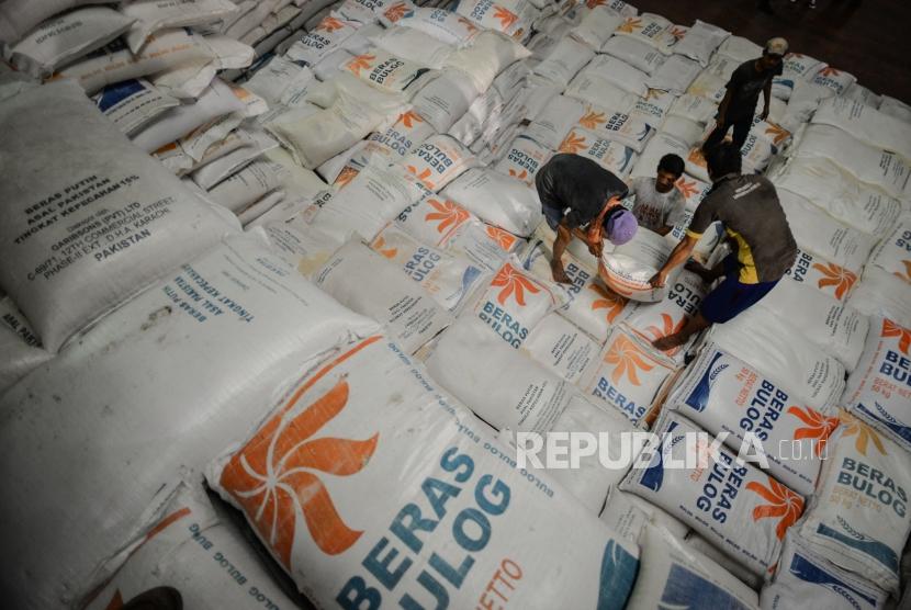 Sejumlah pekerja mengangkat beras  di Gudang Bulog, Kelapa Gading, Jakarta Utara, Kamis (27/2).(Republika/Thoudy Badai)