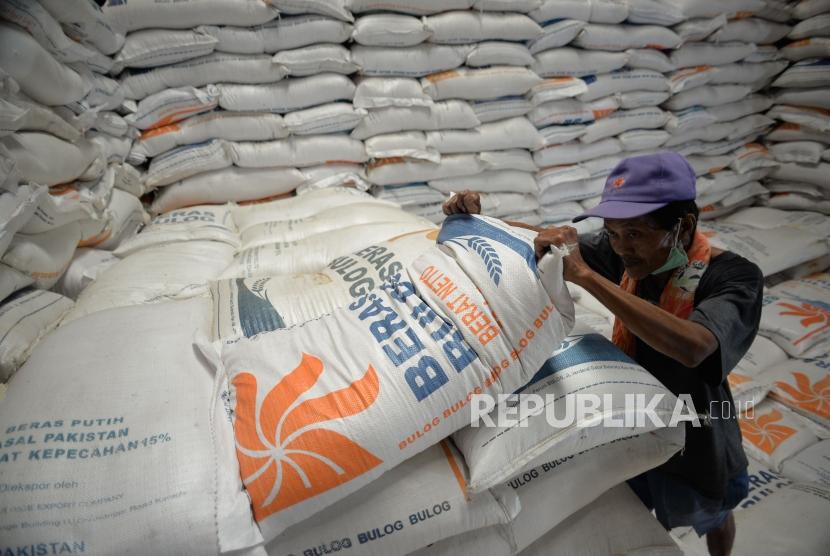 Sejumlah pekerja mengangkat beras di Gudang Bulog, Kelapa Gading, Jakarta Utara, Kamis (27/2).(Republika/Thoudy Badai)