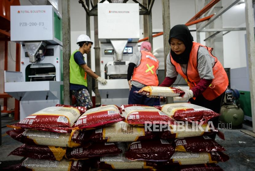 Sejumlah pekerja mengangkat beras vakum di Gudang Bulog, Kelapa Gading, Jakarta Utara, Kamis (27/2).(Republika/Thoudy Badai)