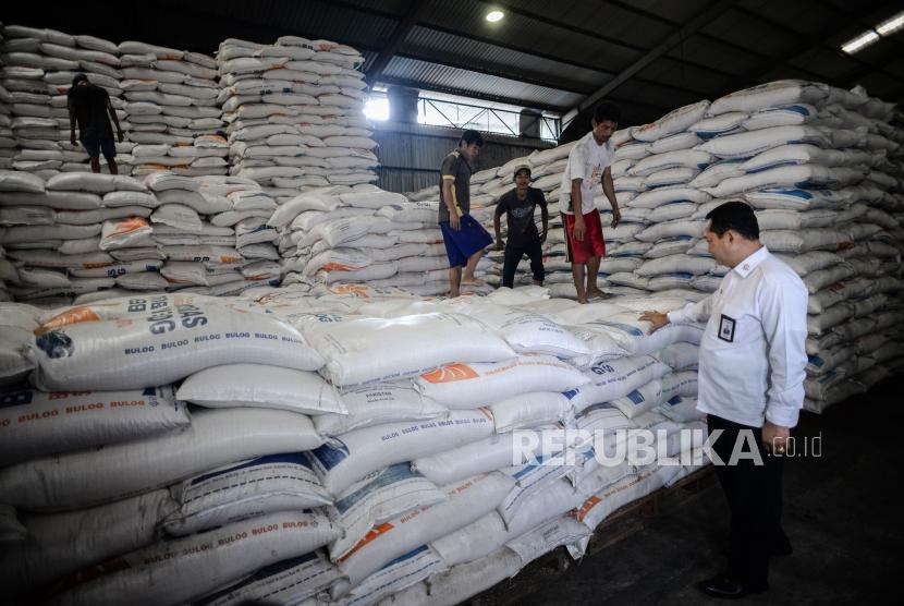 Direktur Utama Bulog Budi Waseso mengecek persediaan beras jelang Ramadhan di Gudang Bulog, Kelapa Gading, Jakarta Utara, Kamis (27/2).