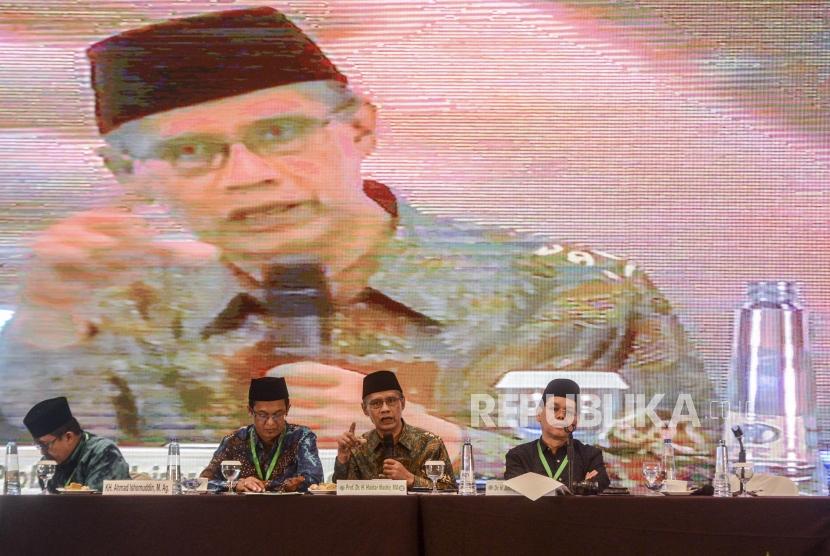 Ketua Umum PP Muhammadiyah Haedar Nashir (kedua kanan) 