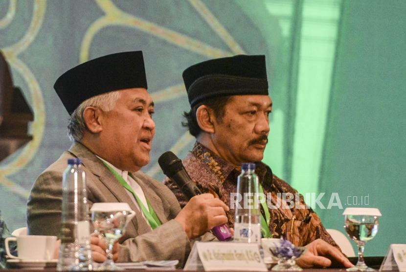 Ketua Dewan Pertimbangan MUI Din Syamsuddin (kiri) memberikan paparan pada Sidang Pleno Kongres Umat Islam Indonesia (KUII) VII di Pangkal Pinang, Kepulauan Bangka Belitung, Kamis (27/2).