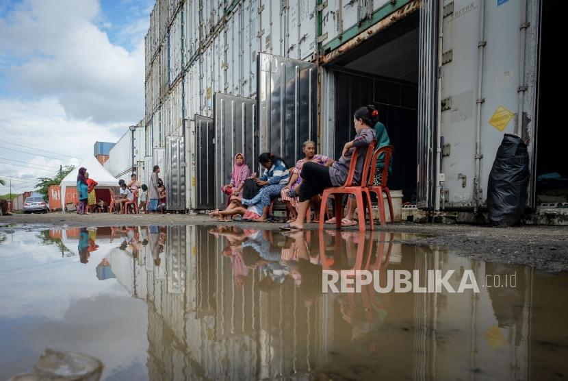 Warga korban banjir beraktivitas saat mengungsi di dalam peti kemas kosong di Kampung Sepatan, Rorotan, Jakarta, Kamis (27/2). Ketua DPRD DKI Jakarta Prasetio Edi Marsudi menyetujui pembentukan Pansus Banjir.