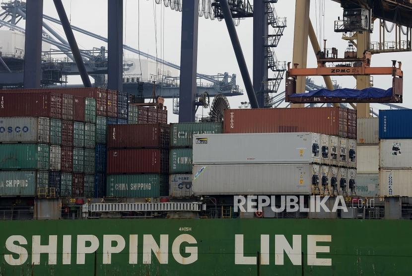 Aktivitas bongkar muat peti kemas di Pelabuhan Tanjung Priok, Jakarta, Kamis (27/2).Dengan penurunan permintaan baik global maupun domestik, penurunan omzet dan keuntungan adalah keniscayaan. Perusahaan, terutama BUMN perlu mengkaji ulang rencana bisnisnya. 