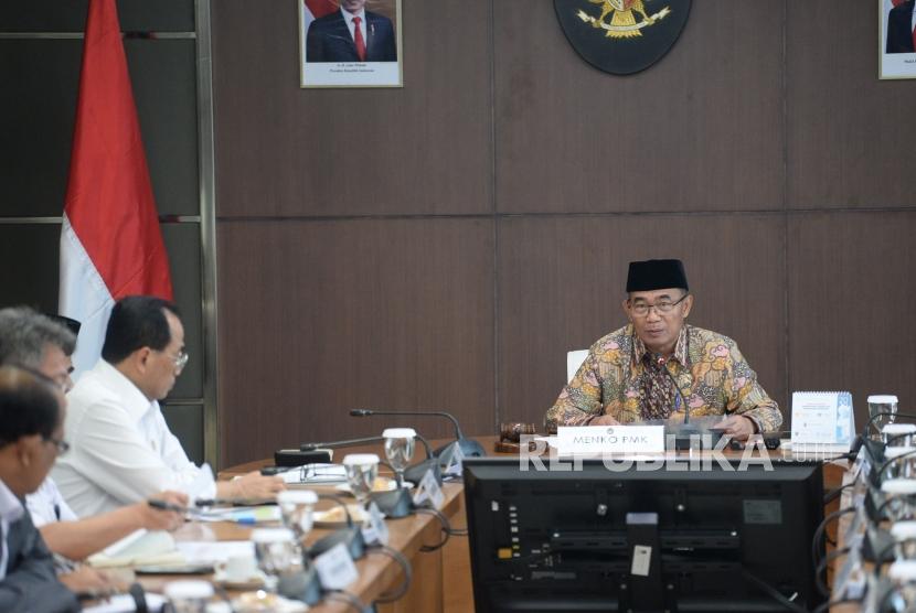 Menko PMK Muhadjir Effendy memimpin rapat tingkat menteri terkait penghentian  sementara umroh oleh arab Saudi di Kantor PMK, Jakarta, Kamis (27/2).