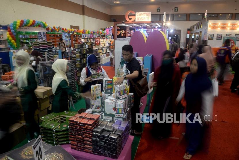 Pengunjung memilih buku pada pameran Islamic Book Fair (IBF) ke-19 di Jakarta Convention Center, Kamis (27/2).