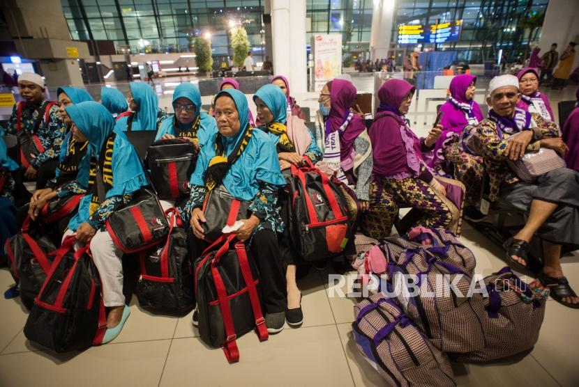 Ace Nilai Perlu Pendekatan ke Saudi soal Akses Umroh. Foto: Calon jemaah umroh menunggu kepastian keberangkatan ke Tanah Suci Mekah di Terminal 3 Bandara Soekarno Hatta, Tangerang, Banten, Kamis (27/2).