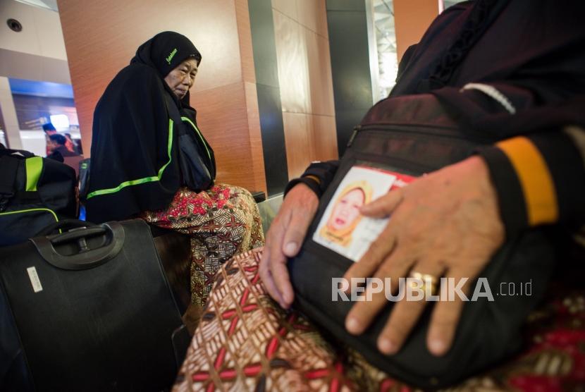 Calon jemaah umroh menunggu kepastian keberangkatan ke Tanah Suci Mekah di Terminal 3 Bandara Soekarno Hatta, Tangerang, Banten, Kamis (27/2).