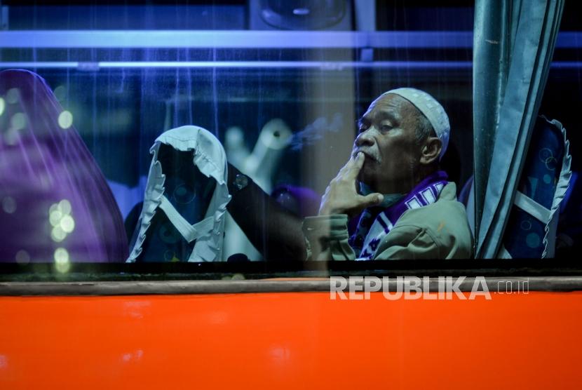 Pemerintah Diminta Siapkan Protokol Kesehatan Umroh. Foto: Calon jemaah umroh menunggu kepastian keberangkatan ke Tanah Suci Mekah di Terminal 3 Bandara Soekarno Hatta, Tangerang, Banten, Kamis (27/2).