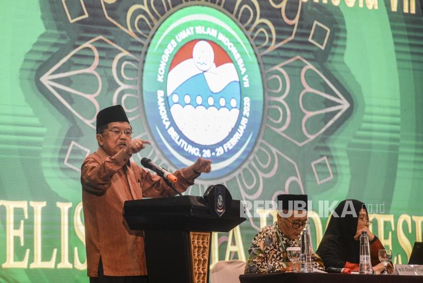 Wakil Presiden ke-10 dan ke-12 yang juga Ketua Dewan Masjid Indonesia Jusuf Kalla (kiri) memberikan paparan pada Sidang Pleno Kongres Umat Islam Indonesia (KUII) VII di Pangkal Pinang, Kepulauan Bangka Belitung, Kamis (27/2).