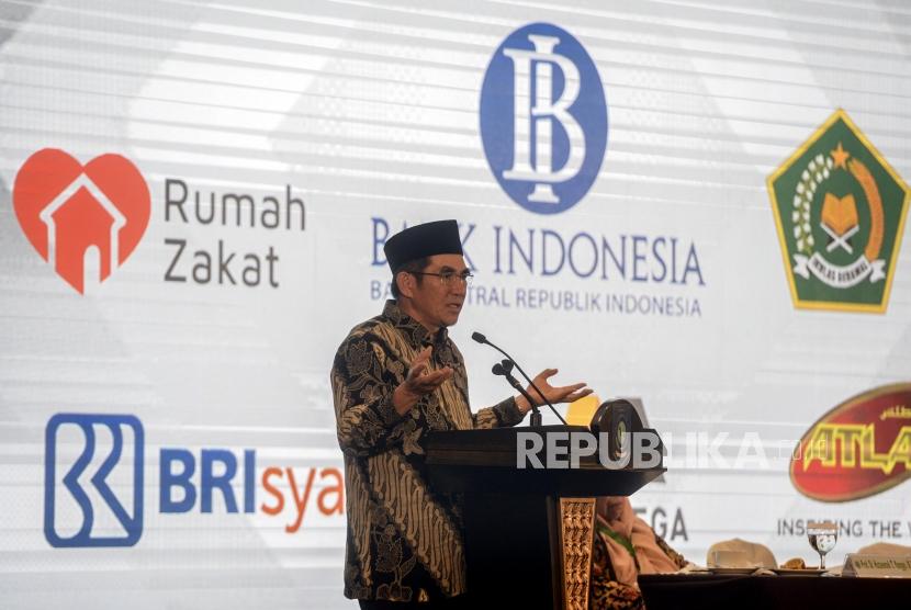 Mantan Ketua Mahkamah Konstitusi (MK), Hamdan Zoelva memberikan paparan pada Sidang Pleno Kongres Umat Islam Indonesia (KUII) VII di Pangkal Pinang, Kepulauan Bangka Belitung, Jumat (28/2).
