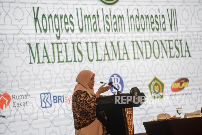 Rektor Institut Ilmu Al Quran Huzaemah T Yanggo memberikan paparan pada Sidang Pleno Kongres Umat Islam Indonesia (KUII) VII di Pangkal Pinang, Kepulauan Bangka Belitung, Jumat (28/2).