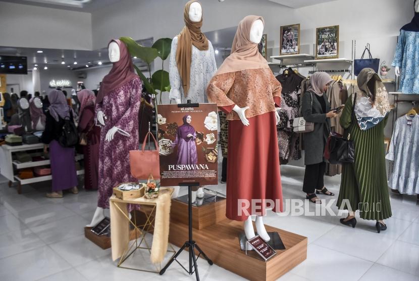 Pengunjung memilih busana muslim di Galeri Elzatta, Jalan LLRE Martadinata, Kota Bandung, Jumat (28/2).