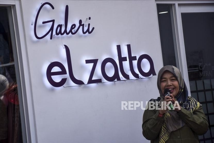 CEO Elcorps, Elidawati Ali Oemar. PT Bersama Zatta Jaya Tbk resmi melantai di Bursa Efek Indonesia (BEI). Saham berkode emiten ZATA ini dibuka posisi Rp 100 atau naik 35 poin (35 persen) ke Rp 135.