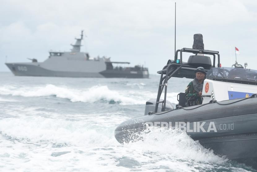 Komandan Kopaska Koarmada I Kolonel Laut (P) Johan Wahyudi memimpin patroli di perairan sekitar Pulau Sebaru Kecil, Kepulauan Seribu, Jakarta, Jumat (28/2/2020).
