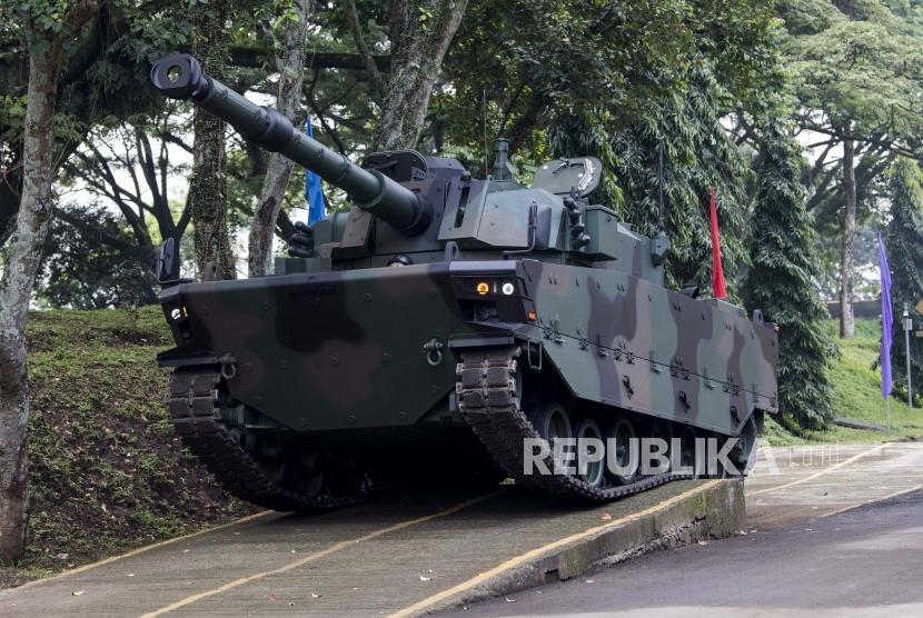Medium tank Harimau hasil produksi dari PT Pindad (Persero) melintasi rintangan saat parade kendaraan di Kompleks Pindad, Kota Bandung, Jawa Barat, Jumat (28/2/2020).