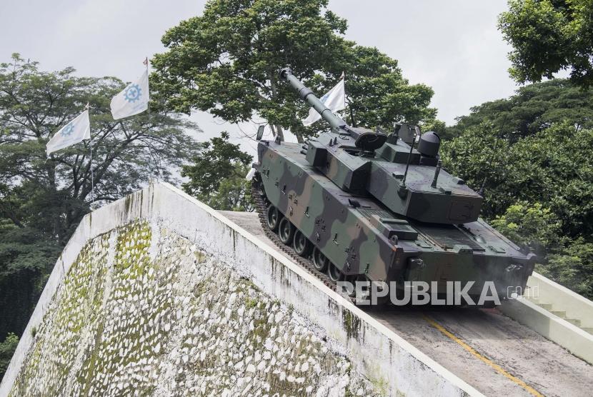 Kendaraan tempur Medium Tank Harimau hasil produksi dari PT Pindad (Persero) menaiki tanjakan saat parade kendaraan di Komplek Pindad, Bandung, Jawa Barat, Jumat (28/2/2020).