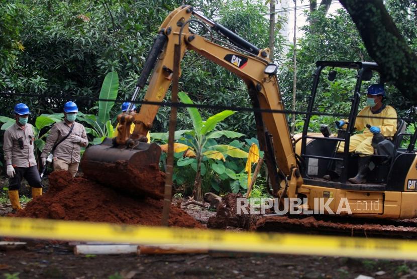 Petugas dari BATAN dan BAPETEN melakukan dekontaminasi tahap akhir dengan melakukan pengerukan tanah daerah terkena paparan tinggi radioaktif di Komplek Batan Indah, Serpong, Tangerang Selatan, Banten, Jumat (28/2/2020).