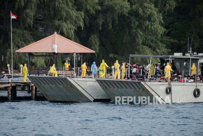 Sejumlah WNI Anak Buah Kapal World Dream dibawa menggunakan kapal LCU Soeharso untuk di observasi di Pulau Sebaru, Kepulauan Seribu, Jakarta, Jumat (28/2).(Republika/Thoudy Badai)