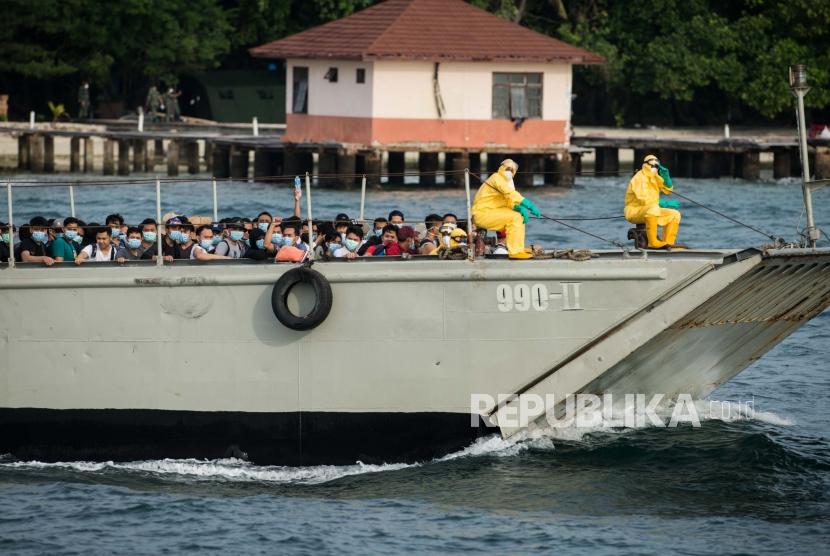 Sejumlah WNI Anak Buah Kapal World Dream dibawa menggunakan kapal LCU Soeharso untuk di observasi di Pulau Sebaru, Kepulauan Seribu, Jakarta, Jumat (28/2).