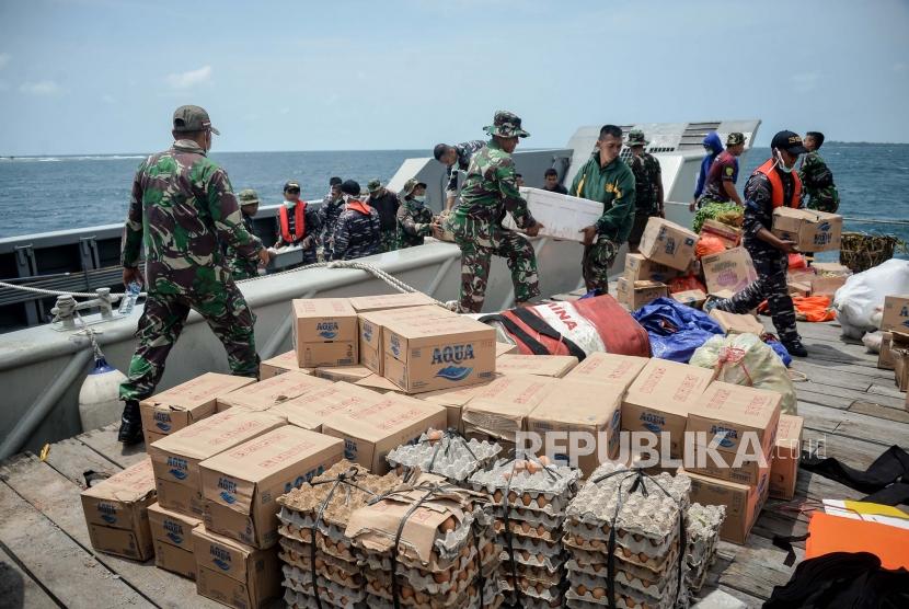 Tim Evakuasi WNI Anak Buah Kapal (ABK) World Dream mengankat logistik untuk keperluan observasi di lokasi observasi Pulau Sebaru Kecil, Kepulauan Seribu, Jakarta. Foto diambil pada 28 Februari 2020.(Republika/Thoudy Badai)