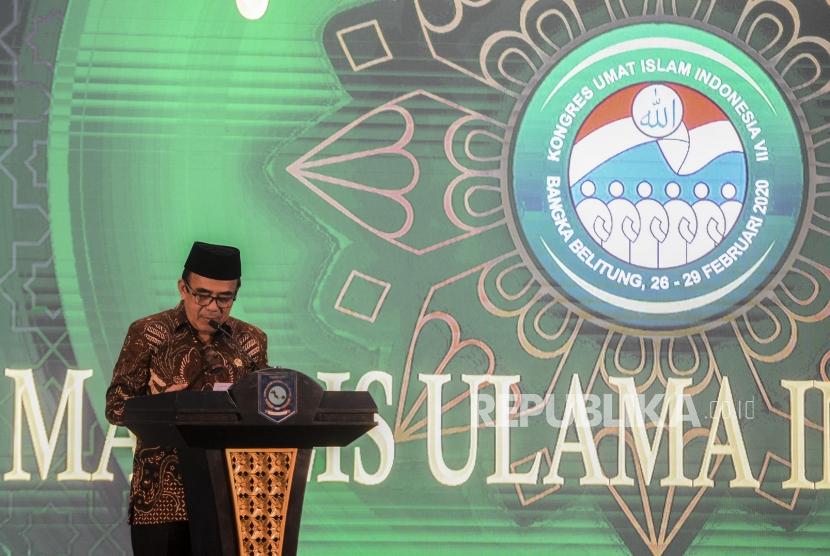 Menteri Agama Fachrul Razi mengetuk palu sebagai tanda penutupan Kongres Umat Islam Indonesia (KUII) VII di Pangkal Pinang, Bangka Belitung, Jumat (28/2).