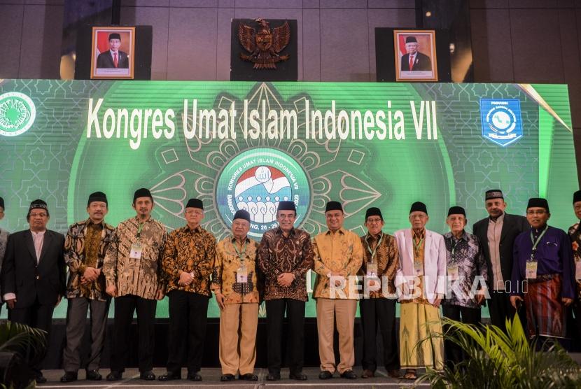 Menteri Agama Fachrul Razi (tengah) bersama Gubernur Kepulauan Bangka Belitung Erzaldi Rosman Djohan, Wakil Ketua Umum MUI Muhyiddin Junaidi beserta jajaran foto bersama usai penutupan Kongres Umat Islam Indonesia (KUII) VII di Pangkal Pinang, Bangka Belitung, Jumat (28/2).