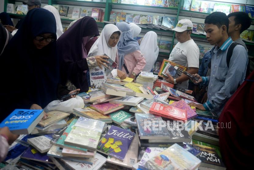 Pengunjung memilih buku pada pameran Islamic Book Fair (IBF) ke-19 di Jakarta Convention Center, Sabtu (29/2). Pemprov DKI Senang Islamic Book Fair ke-20 Kembali Digelar