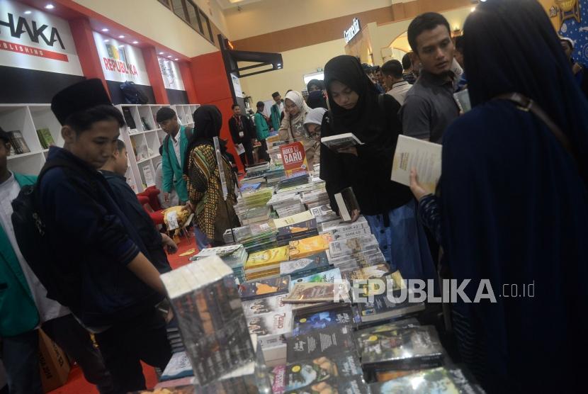 Pengunjung memilih buku pada pameran Islamic Book Fair (IBF) ke-19 di Jakarta Convention Center, Sabtu (29/2).