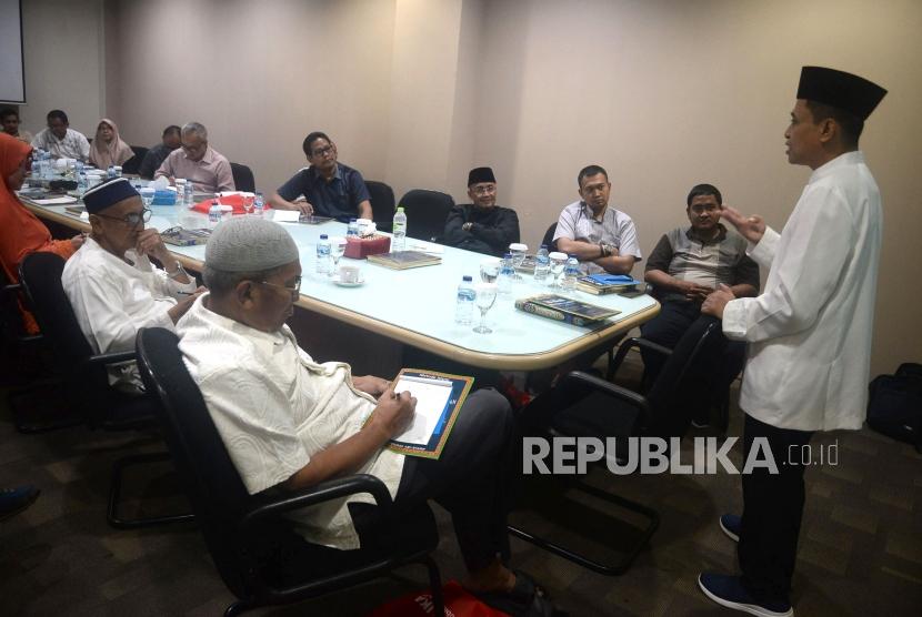 Sejumlah peserta mengikuti 30 menit lancar baca Al-quran di Kantor Republika, Jakarta, Sabtu (29/2).
