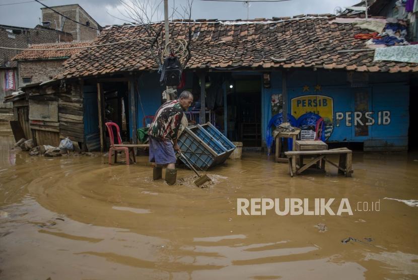 Warga beraktivitas di depan rumahnya yang terendam banjir di Kabupaten Bandung, Jawa Barat