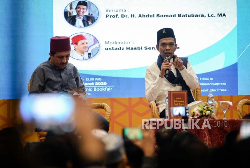UAS: Islamic Book Fair Motivasi Bagi Para Penulis. Ustadz Abdul Somad (kanan) memaparkan materi saat peluncuran buku pada gelaran Islamic Book Fair di Jakarta Convention Center, Jakarta, Ahad (1/3).