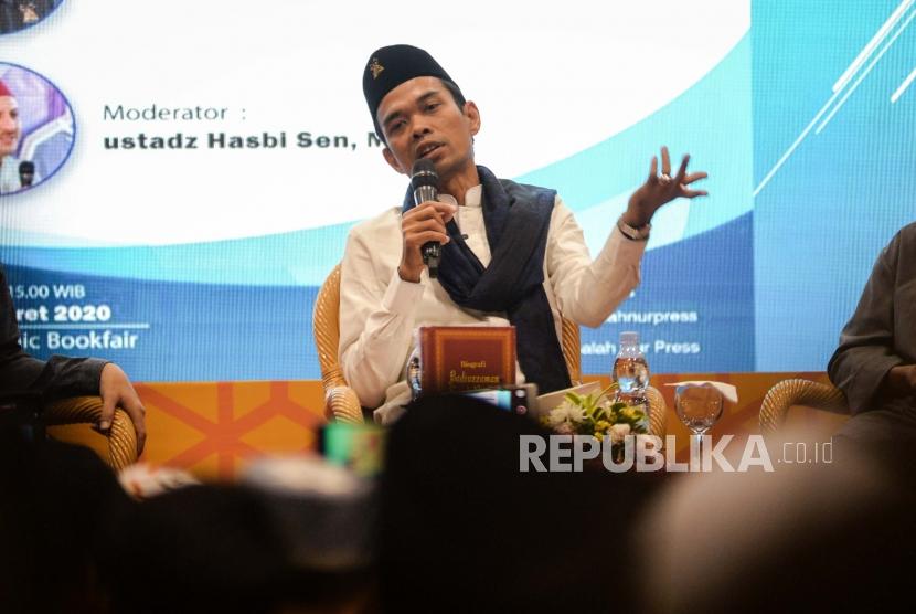 Soal Wabah Corona, UAS Ajak Umat Islam Banyak Berdoa. Ustadz Abdul Somad memaparkan materi saat peluncuran buku pada gelaran Islamic Book Fair di Jakarta Convention Center, Jakarta, Ahad (1/3).
