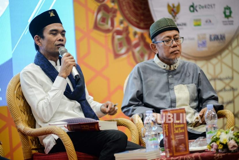 Ustadz Abdul Somad memaparkan materi saat peluncuran buku pada gelaran Islamic Book Fair di Jakarta Convention Center, Jakarta, Ahad (2/3).