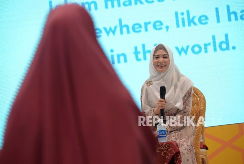 Mualaf asal Korea Selatan Ayana Moon saat peluncuran buku berjudul Ayana Journey To Islam pada gelaran Islamic Book Fair di Jakarta Convention Center, Jakarta, Ahad (2/3).