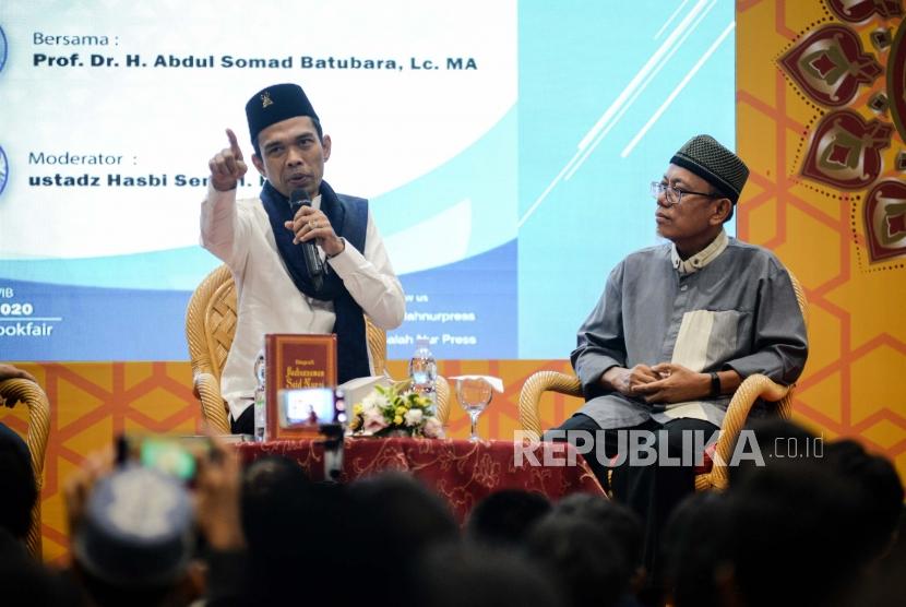 Ustadz Abdul Somad (kiri).