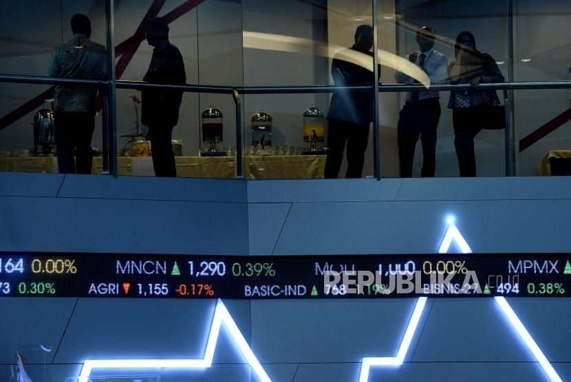 Indeks Harga Saham Gabungan (IHSG) dibuka di zona hijau pada perdagangan awal pekan ini, Senin (20/7). Indeks saham menguat 0,22 persen dan membawanya naik  11,02 poin ke posisi 5.090,60. Akhir pekan lalu, IHSG ditutup melemah di posisi 5.079,58.