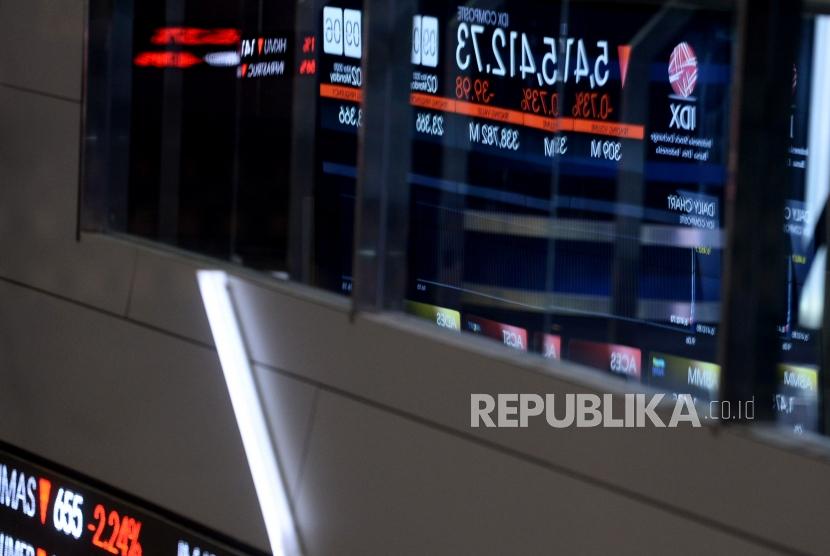 Refleksi layar pergerakan Indeks Harga Saham Gabungan (IHSG) di Bursa Efek Indonesia, Jakarta, Senin (2/3). Indeks Harga Saham Gabungan (IHSG) konsisten bergerak di zona merah pada perdagangan Senin (9/3).
