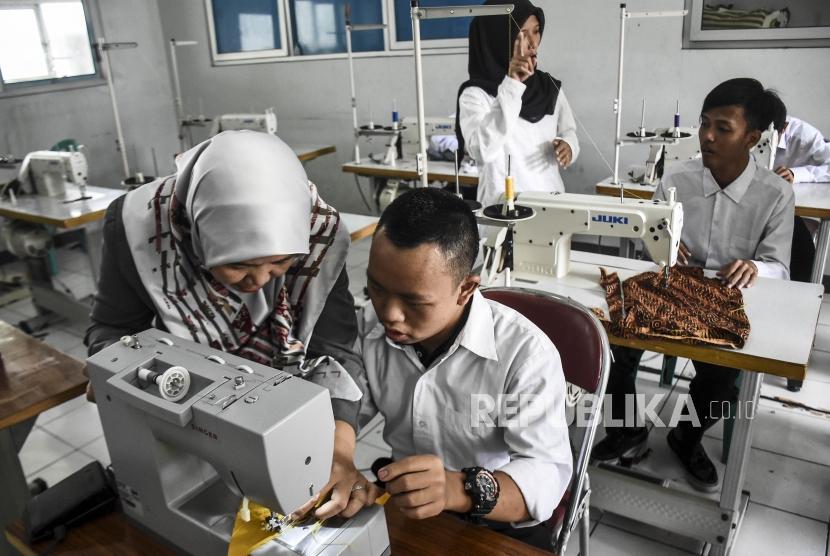 Sejumlah penyandang disabilitas mengikuti kelas jahit pada Kelas Keterampilan Untuk Disabilitas Angkatan 2020 di Aula Dinas Sosial Provinsi Jawa Barat, Jalan Jenderal H Amir Machmud, Kota Cimahi, Senin (2/3).