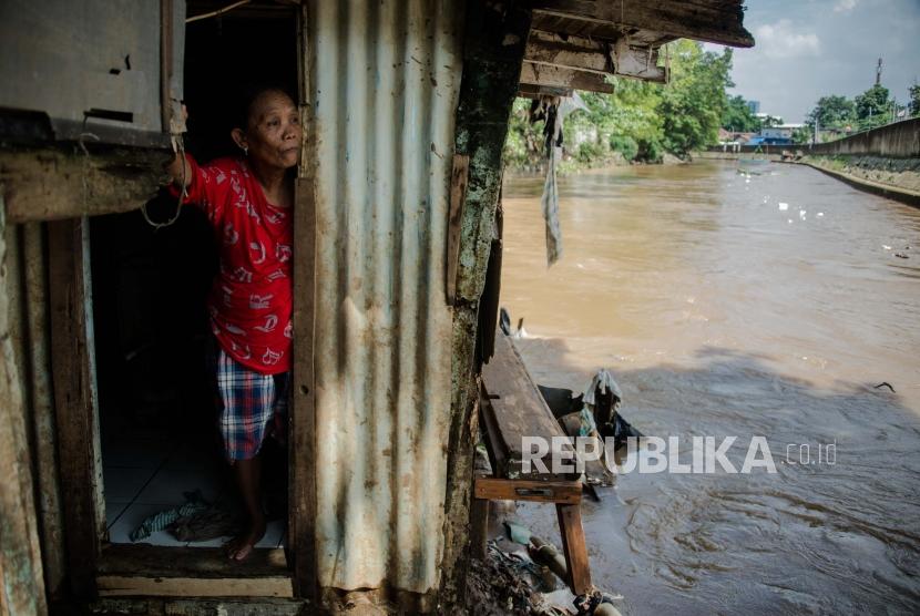 Warga beraktivitas di umahnya yang terendam banjir di kawasan Kebon Pala, Jatinegara, Jakarta beberapa waktu lalu. (Ilustrasi). 