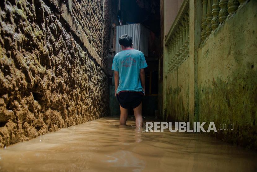 Warga membersihkan rumahnya yang terendam banjir di kawasan Kebon Pala, Jatinegara. Selama Ramadhan, warga Kebon Pala sudah alami tiga kali kebanjiran.