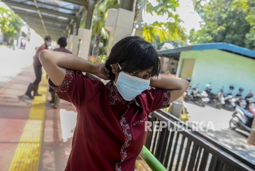 Seorang petugas memakai masker, ilustrasi