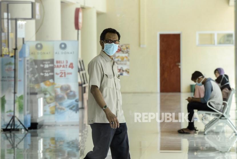 Seorang petugas memakai masker saat beraktivitas di area Rumah Sakit Penyakit Infeksi (RSPI) Prof. Dr. Sulianti Saroso, Sunter, Jakarta, Senin (2/3). Dinas Kesehatan DKI Jakarta memastikan lima persen dari tempat tidur di Rumah Sakit rujukan khusus untuk menangani pasien positif Corona (covid 19). 