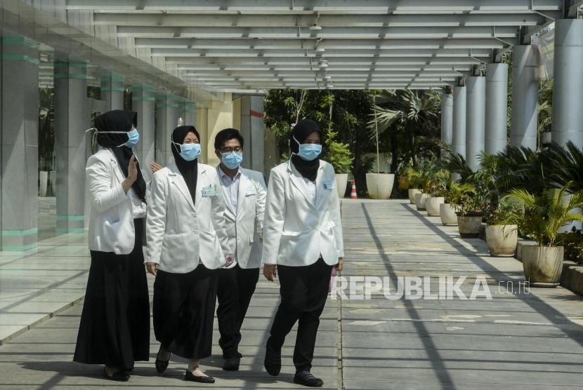 Sejumlah petugas memakai masker saat beraktivitas di area Rumah Sakit Penyakit Infeksi (RSPI) Prof. Dr. Sulianti Saroso, Sunter, Jakarta, Senin (2/3).