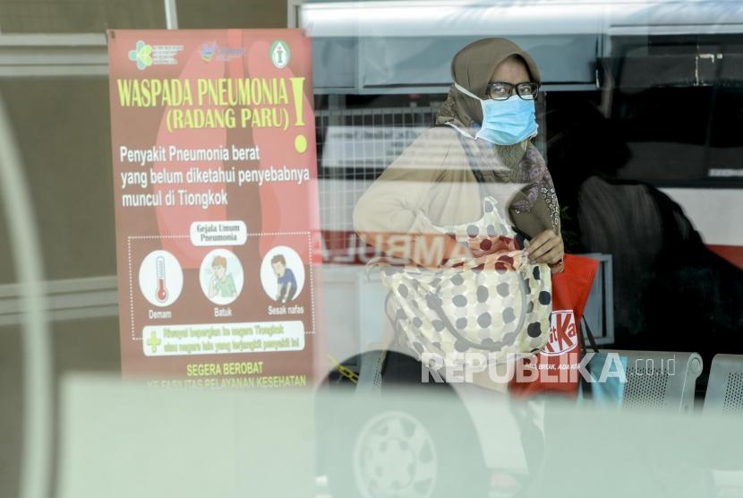 Seorang pengunjung memakai masker saat berada di area Rumah Sakit Penyakit Infeksi (RSPI) Prof. Dr. Sulianti Saroso, Sunter, Jakarta, Senin (2/3). RSPI saat ini merawat dua pasien positif corona.