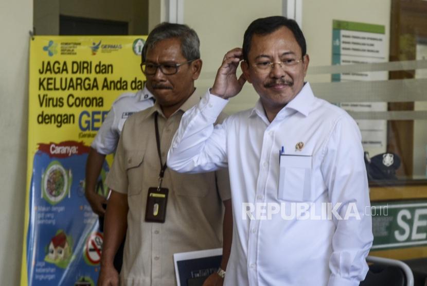 Menteri Kesehatan Terawan Agus Putranto bersiap memberikan keterangan kepada wartawan usai menjau pasien yang diduga terjangkit virus Corona di Rumah Sakit Penyakit Infeksi (RSPI) Prof. Dr. Sulianti Saroso, Sunter, Jakarta, Senin (2/3).