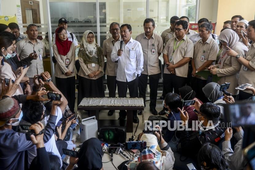 Menteri Kesehatan Terawan Agus Putranto memberikan keterangan kepada wartawan usai menjau pasien yang diduga terjangkit virus Corona di Rumah Sakit Penyakit Infeksi (RSPI) Prof. Dr. Sulianti Saroso, Sunter, Jakarta, Senin (2/3).
